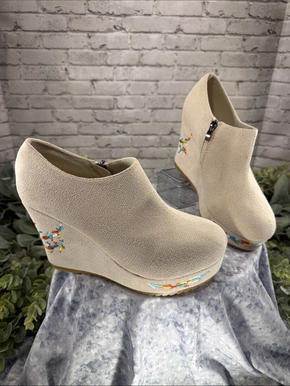 SHEIN - Natural Faux Suede Embroidered 4” High Fashion Wedges - WMS 8M 💛 EUC